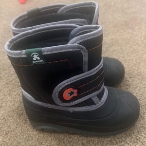 Pr of Kamik snow boots, size 9