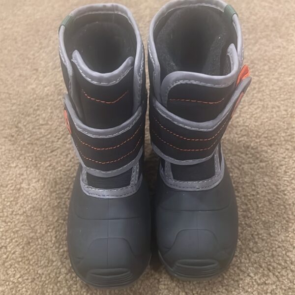 Pr of Kamik snow boots, size 9