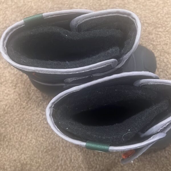 Pr of Kamik snow boots, size 9