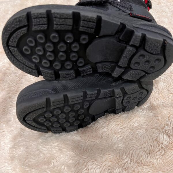 Pair of boy’s Spider-Man snow boots by Tundra, sz 11