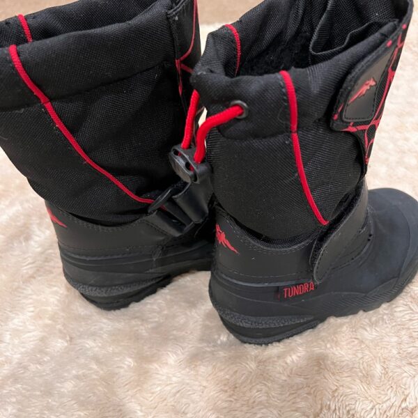 Pair of boy’s Spider-Man snow boots by Tundra, sz 11