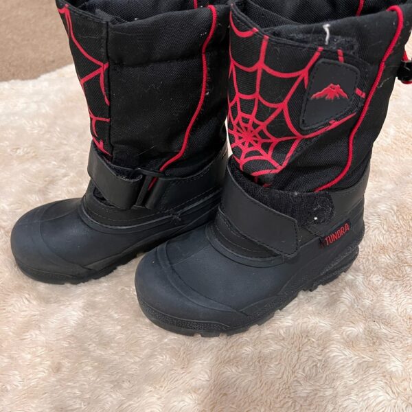 Pair of boy’s Spider-Man snow boots by Tundra, sz 11
