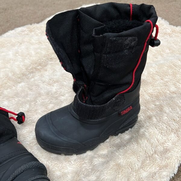 Pair of boy’s Spider-Man snow boots by Tundra, sz 11
