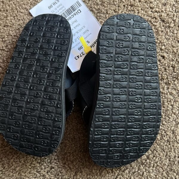 Sanuk, NWOT, black yoga mat flip flops, size 7-8
