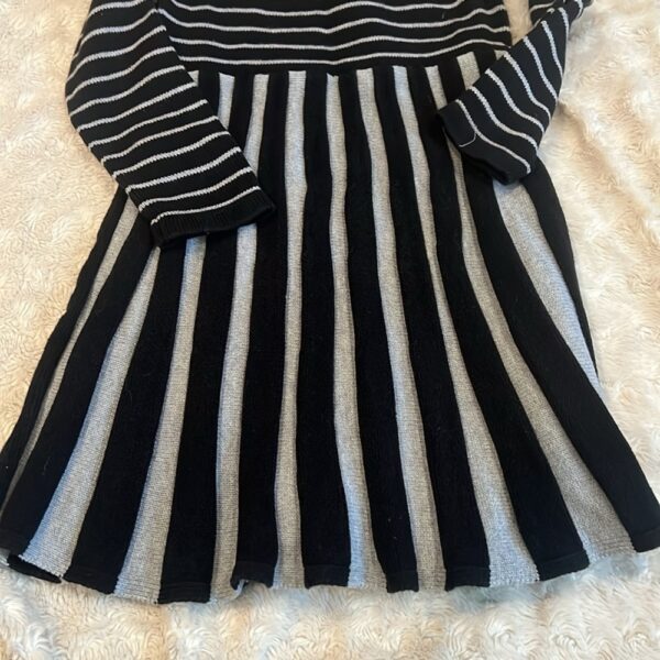 Hanna Anderson, adorable long sleeve sweater dress, size 110 (5-6)