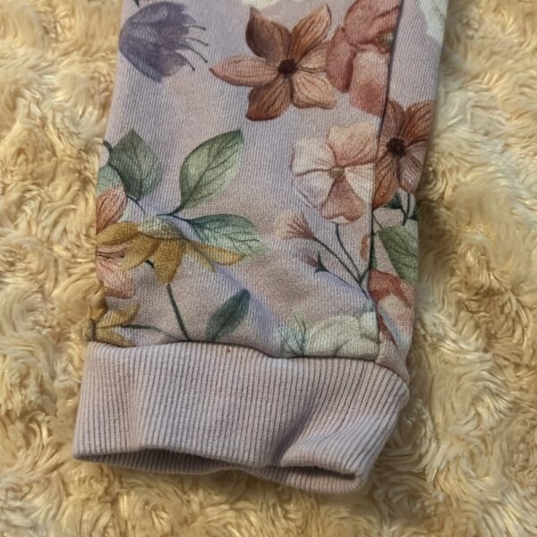 NWOT, Posh Peanut, lightweight floral jogger, size 7