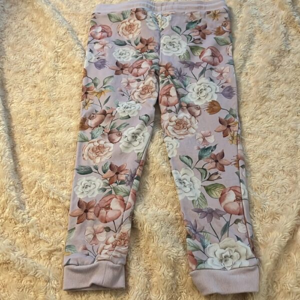 NWOT, Posh Peanut, lightweight floral jogger, size 7
