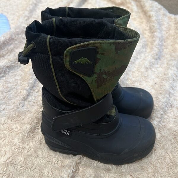 Tundra, camo boy’s snow boots, size 11