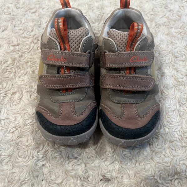 Clarks, stomposaurus tan leather sneakers with Velcro, sz 8