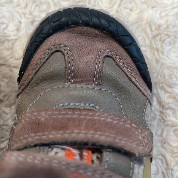 Clarks, stomposaurus tan leather sneakers with Velcro, sz 8