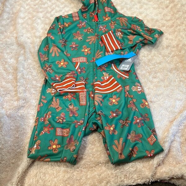Disney, NWT, zip up Christmas onesie for Marvel, size 5/6