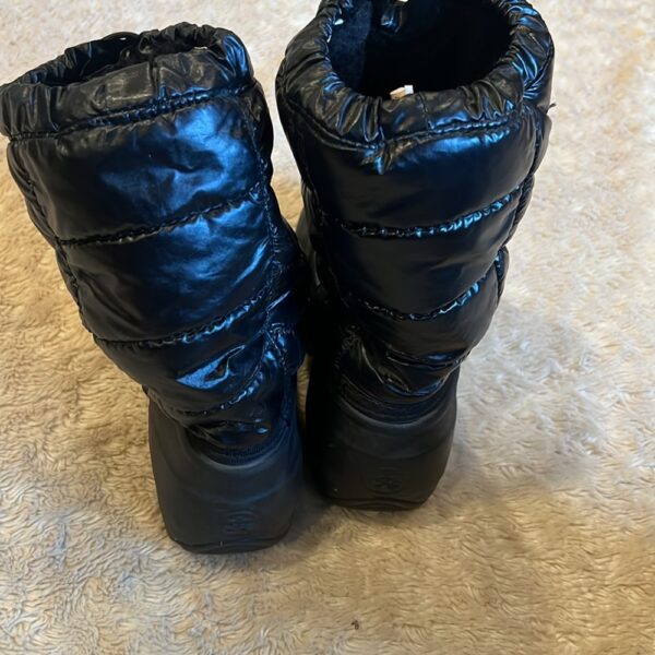 Kamik, like new, pair of black snow boots with toggle top, size 1