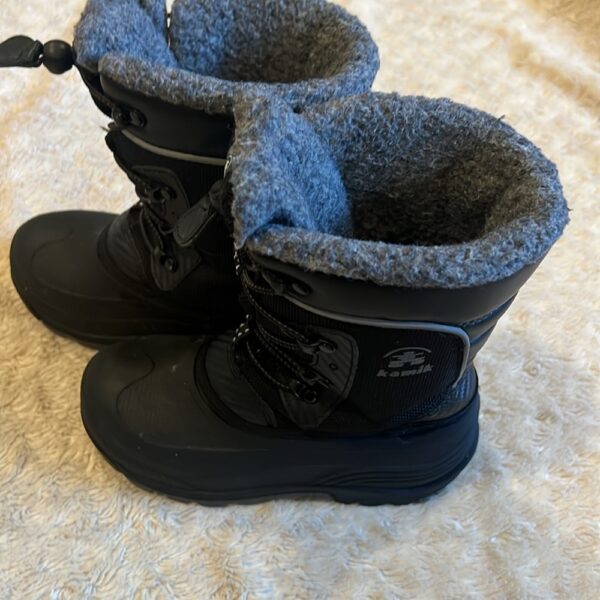 Kamik, pr of black snow boots, sz 1