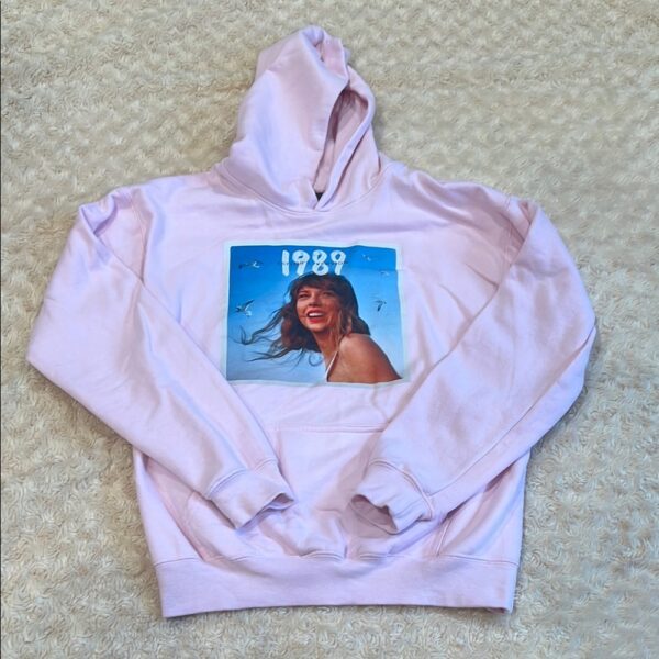 Taylor Swift 1989 Tour Pink Hoodie by Gildan, Size Youth Large