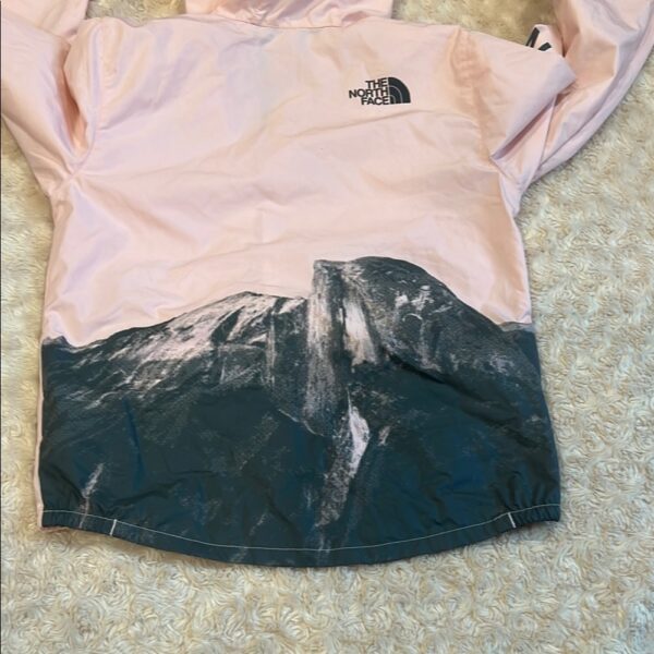 The North Face Light Pink/Peach Girls Windbreaker, Size 6/7